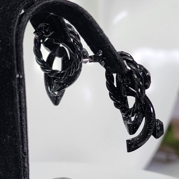 Black Metal Black Faceted Crystal Stones Post Earrings - Picture 7 of 9